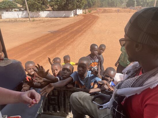Hier können wir unsere gekauften Süßigkeiten verteilen. Die Kinder sind bescheiden, wenn sie versehentlich 2 Teile in der Hand haben, geben sie eines sofort weitert