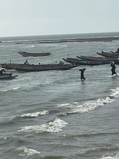 Es geht wieder zurück und wir sind wieder als erste an Bord und beobachten die Menschen beim Entladen der Boote
