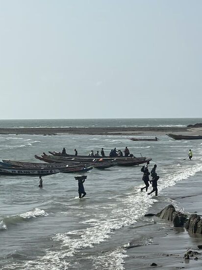 Hier werden wieder die Passagiere von Bord getragen