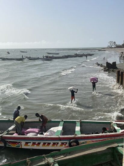 Hier schleppt man Säcke von Bord-manchmal trägt einer 100kg auf dem Kopf