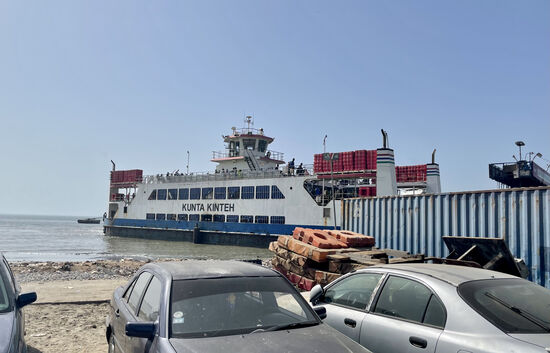 Da ist die Fähre schon, allerdings sind noch alle Passagiere  an Bord-es wird noch dauern
Dawda meint, es fährt im Moment nur eine Fähre hin- und her.
Alle anderen sind kaputt 