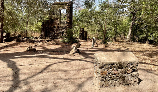 Hier verabschiedet sich unser Guide endlich—der erste Guide, der uns sehr unsympathisch war. Gleich zu Anfang legte er fest, wieviel „Tip“ er erwartete
