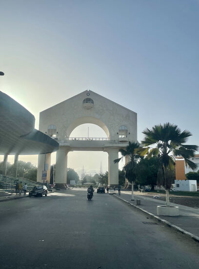 Wir fahren wieder durch Banjul-hier der „Arch22“ -ist ein Monument anlässlich des Militärputsches vom 22. Juli 1994
Das Denkmal findet man auch auf der Rückseite der 100 GMD-Banknote