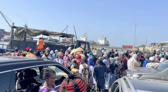 Alle drängeln zur Fähre