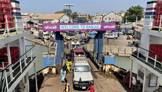 Dieser Lärm dabei, ist unglaublich! Die Motoren, das Geschrei der Menschen…Kinder…die Einweiser haben auch immer was zu brüllen…