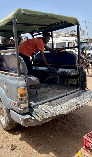 Hier wartet unser Jeep, mit dem Fahrer „Arms“ (wie Armstrong) ..
Der Jeep hatte auch einige Male kleine Startschwierigkeiten…