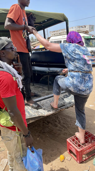 Elegant und mit Leichtigkeit „hüpfe“ ich in den Jeep…