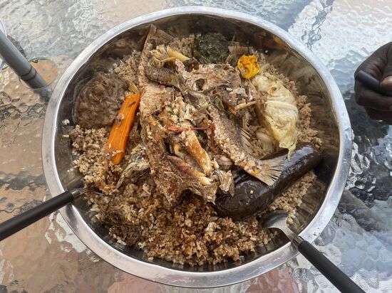 Dawdas Frau hat gekocht. Reis mit verschiedenen Gemüse und viel Fisch