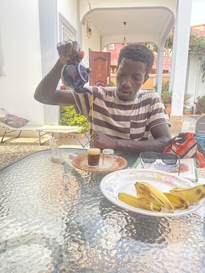 Das ist Gi—hier zelebriert er die Tee-Session. Ein chinesischer Tee, der 3x aufgegossen wird—zigmal hin- und hergegossen und dann mit viel Zucker getrunken wird