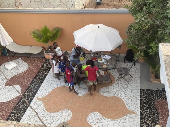 Die Nachbarkinder wissen, dass es hier immer Süßigkeiten von Angela gibt…