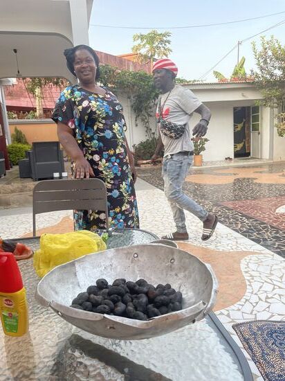 Dann kommt die Bekannte von Dawda noch vorbei. Sie hat frische gebrannte Cashew-Kerne dabei