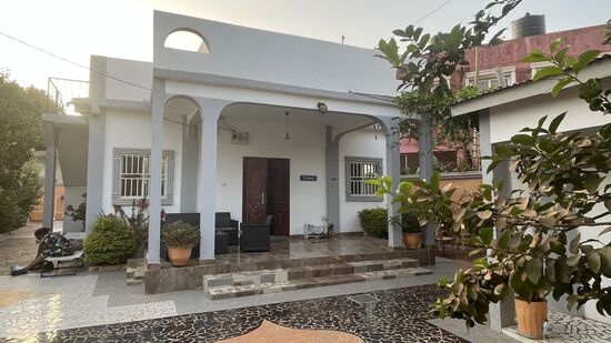 Wir dürfen im Haus von Angela essen und uns ein paar Stunden aufhalten. Sie hat sich hier dieses wunderbare Paradies aufgebaut und ist 2x im Jahr hier. Während ihrer Abwesenheit hüten Dawda und Gi hier alles und halten Ordnung.
Gi hat hier eine eigene kleine Wohnung, die man rechts sieht