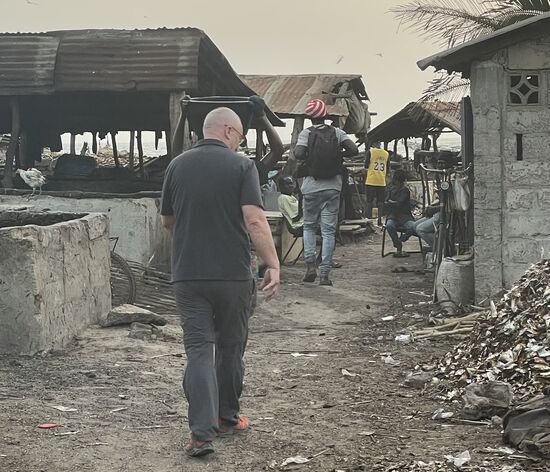 Dann meint, Dawda, wir sollten auch noch den Fischmarkt von Tanji besuchen..