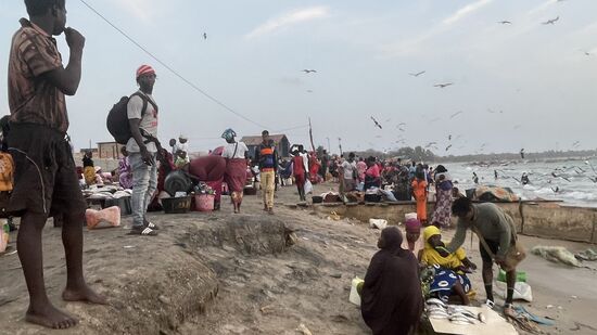 Ein Geschrei ist hier-jeder will noch seine Ware verkaufen, da es schon dämmert