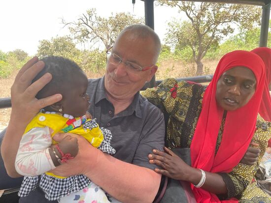 Und schwupps….hat Thomas ein Baby auf dem Schoß!