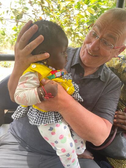 Gerne würde er es wieder zurück geben, aber die Mutter, die ganz außen sitzt wehrt ab……ich glaube, sie genießt mal die Ruhe…und so bleibt das Kleine bei „Onkel Thomas“