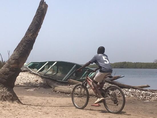 Hier erschrecken wir erstmal, weil viel Müll rumliegt—von wegen Paradies!
Der Muhezzedin ruft gerade und wir warten bis die Gebete beendet sind. Dawda telefoniert mit Sheriffo, dem FeelFree-Lodge Besitzer damit wir abgeholt werden