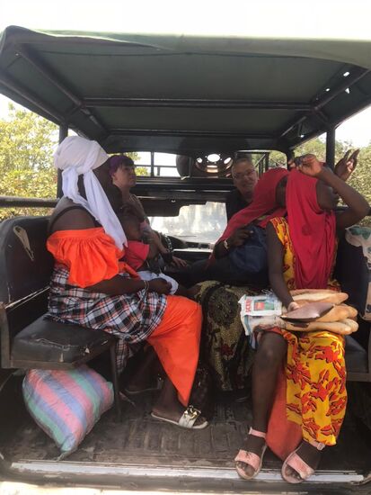 Genau! Dawda fragt, ob wir ein paar der Fahrgäste mitnehmen. Sie wollen auch nach „Jinack Island“