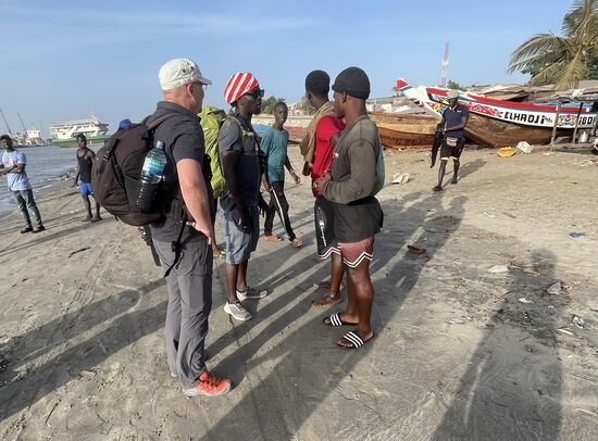 Am Hafen angekommen, ist die Fähre leider gerade weg. Dawda schlägt vor, eines der kleinen Boote zu nehmen und wir gehen zu den Anlegestellen wo unzählige Boote auf Kundschaft warten.