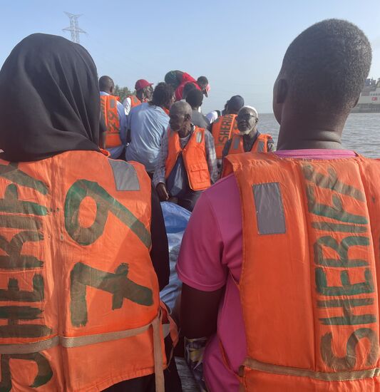 Es werden Schwimmwesten verteilt und los geht es . Ca 30-40 Menschen befinden sich auf dem Boot. Damit ist es nicht ganz voll