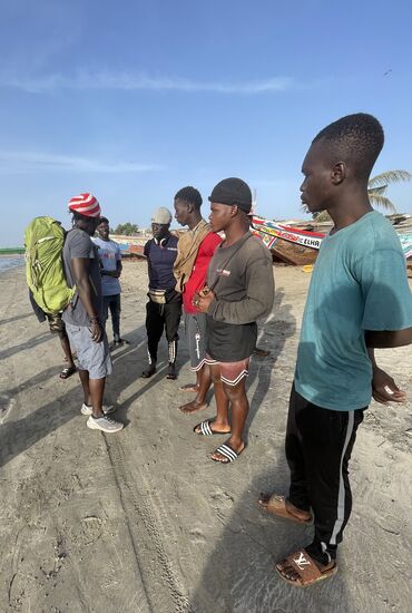 Schneller als ein Boot finden wir - oder besser finden uns die Träger:Junge, kräftige Männer, die dafür sorgen, dass wir trocken das Boot erreichen