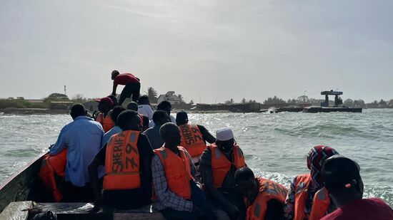 Die Überfahrt dauert ca 30 Minuten, das ist gut auszuhalten auf den schmalen und harten Holzbänken