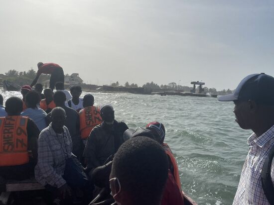 Gleich sind wir da und die ersten ziehen sich schon die Schwimmwesten aus-
Die Fahrt auf diesem Boot kostet übrigens 50 GMD—die große Fähre kostet 35 GMD und ist viel komfortabler, wenn man Zeit hat, würden wir die große Fähre auf jeden Fall bevorzugen