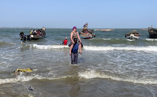 Ich hatte als erstes einen Träger—ich denke, dass sie sich bewusst die Touris aussuchen, weil wir mit der Bezahlung großzügiger sind.
Die Locals zahlen 10 GMD und wir freiwillig 50 GMD