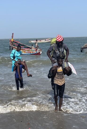 Dawdas Träger ist komplett nass, da er einmal ins Wasser gefallen ist