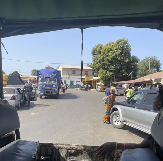 Arms stand schon bereit und wir fahren im Jeep zur Grenze.
An der Gambischen Grenze sammelt Dawda die Pässe ein und lässt stempeln.
Außerdem muss er noch eine „Insurance“ abschließen, die er später noch oft vorzeigen muss  dazu dann später mehr…