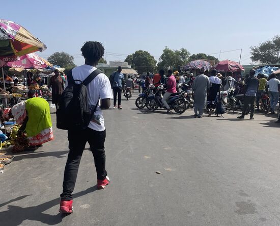 Auf der senegalischen Seite  müssen wir selber mit unseren Pässen an den Schalter: Fingerabdrücke werden genommen und Fotos gemacht.
Den Impfpass mit den Gelbfieber-Impfungen will keiner sehen