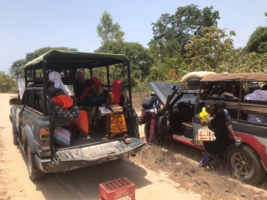 Tatsächlich treffen wir auf einen voll beladenen anderen Jeep mit einer Motorpanne. Wir stoppen und ich ahne schon was jetzt kommt…..