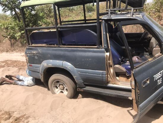 Später erfahren wir noch, dass Arms und Dawda im Sand stecken geblieben sind.
2 Stunden saßen sie fest, bis sie rauskamen
Dawda schickte mir die Fotos davon