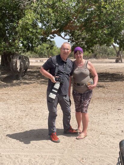 Im Hintergrund ist „Kevin“ er ist leider solo, da das einzige Weibchen kürzlich verstorben ist. Unser Guide erklärt, dass man versucht einige Nashörner aus Südafrika zu bekommen