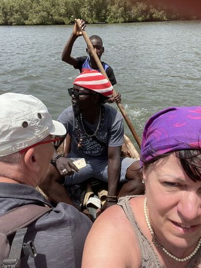 Schnell sind ein paar unten zur Stelle und wir werden per Paddelboot rübergebracht