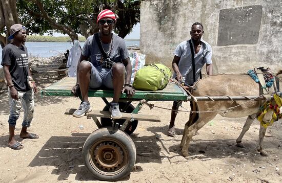 Da kommt unser Taxi: ein Eselskarren!