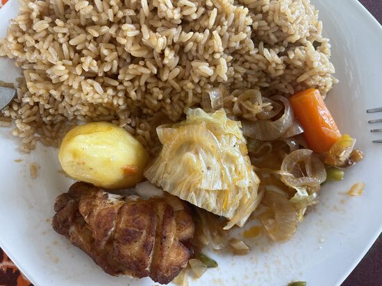 Ein Junge wuselt rum, macht sauber uńd kocht auch—Frischer Fisch ist immer lecker