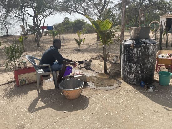 Hier präpariert er Fisch für das heutige Dinner