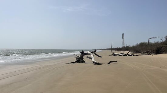 Der Strand ist wunderschön und das Meer hat Badewannentemperatur