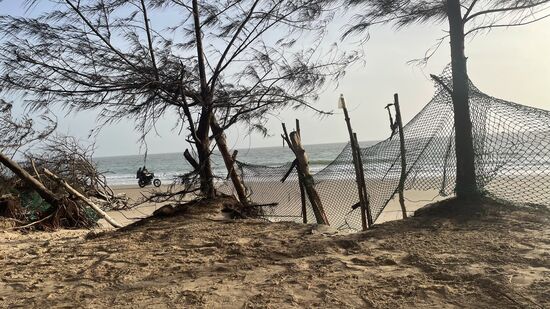 Wenn das Wasser am Nachmittag zurück geht, brausen Jeeps und Mopeds über den Strand. Sheriffo sagt, das ist der kürzere Weg nach Barra, so braucht man nur 10 Minuten. Er will uns für morgen früh einen Wagen bestellen, der uns dann nach Barra bringt. Nur muss das spätestens um 7 Uhr sein, dann kommt das Wasser zurück