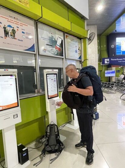 Am Bahnhof ziehen wir uns mit der Reservierungsnummer unsere Tickets und dann genehmigen wir uns ein kleines Frühstück