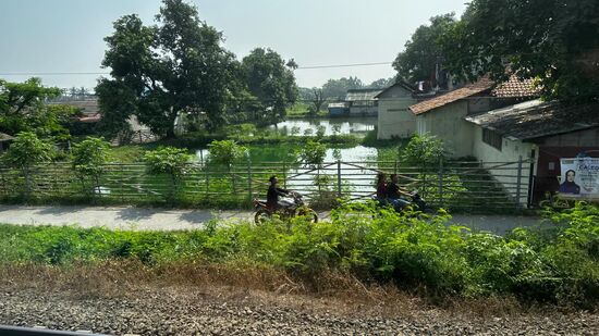 Die Landschaft wechselt von Dörfern …
