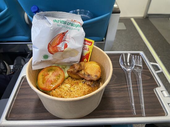 Unser Mittagessen: Der Reis ist sehr lecker und etwas „spicy“ zurechtgemacht, dazu gibt es ein Stück Chicken und Krabbenchips-leider nur lauwarm—für ca 2 Euro