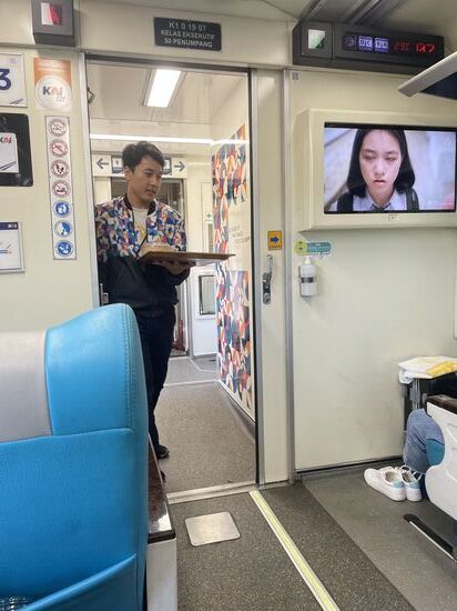 Die ganze Zeit laufen auch Filme über einen großen Bildschirm..