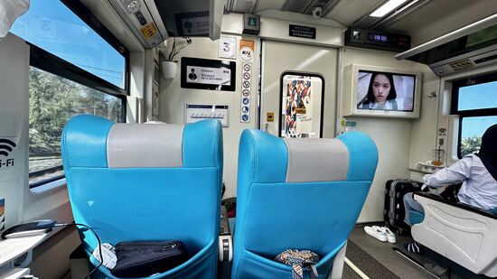 Viel Platz hat man hier. Als wir am Endziel, also in Yogyakarta sind , kommt einer mit Wischmob und reinigt alles