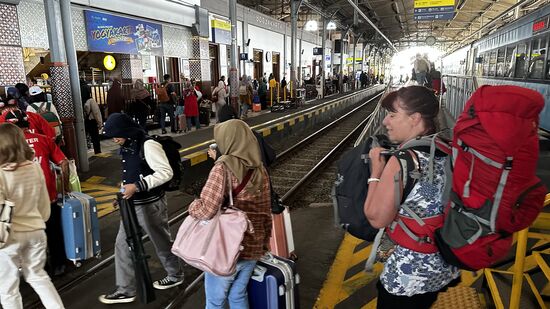 Alle latschen über die Gleise—stünde ein Zug hier, würde man diesen 
durchqueren…