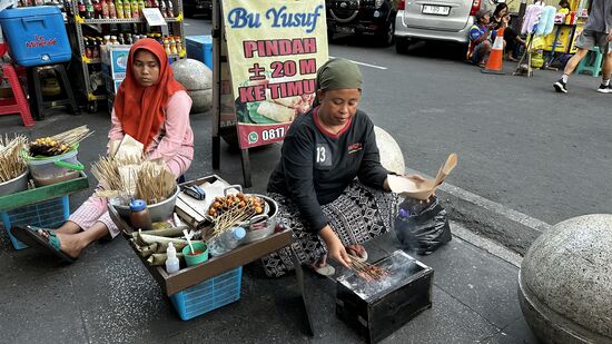 Straßenverkäufer bieten „Sate“ an, das sind die kleinen Fleischspieße mit Hähnchenfleisch. Ich kann nicht widerstehen und werde prompt übers Ohr gehauen. Ich denke, ich habe mit 20.000 IDR zu viel für die 10 Spießchen bezahlt, ich beobachte andere und sehe das bestätigt. Das ist immer am Anfang so—später kennt man die Preise. Außerdem war das Fleisch sehr wenig und wabbelig.