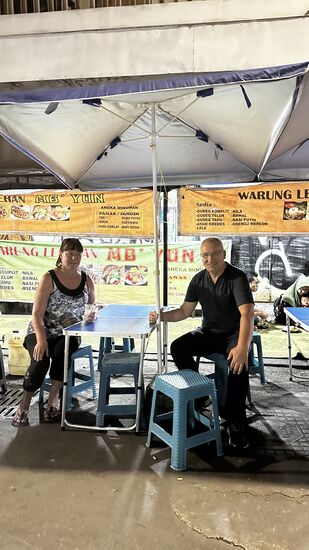 An einfachen, wackligen Tischen sitzt man hier. Oder—wie die Einheimischen hier auf dem Boden