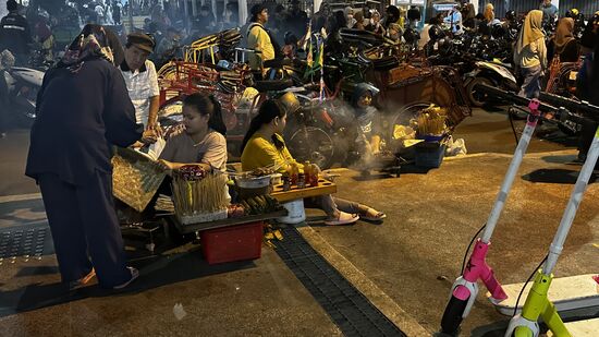 Sie alle haben einen kleinen Mini-Holzkohlegrill dabei und werfen schnell immer 10 der Spieße darauf. Es gibt auch Spieße mit Wachteleiern