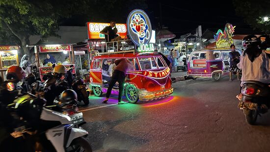 Wir fahren eine ganze Weile und sehen hier etwas wie ein riesiges Jahrmarktsfest!